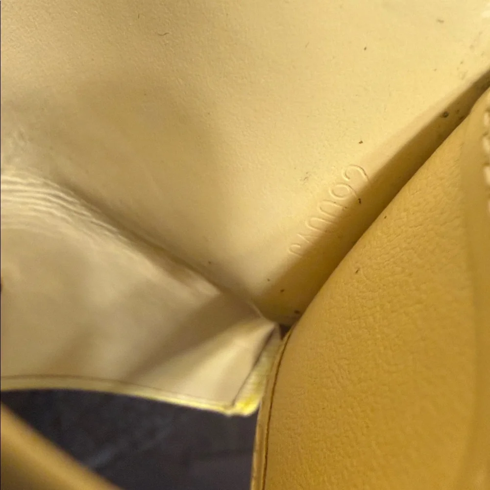 Louis Vuitton Authentic Key case holder cream epi CA0099